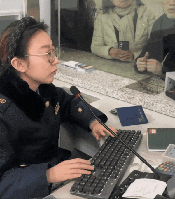 西安一火车售票员小姐姐因超快手速走红 网友：像开了倍速